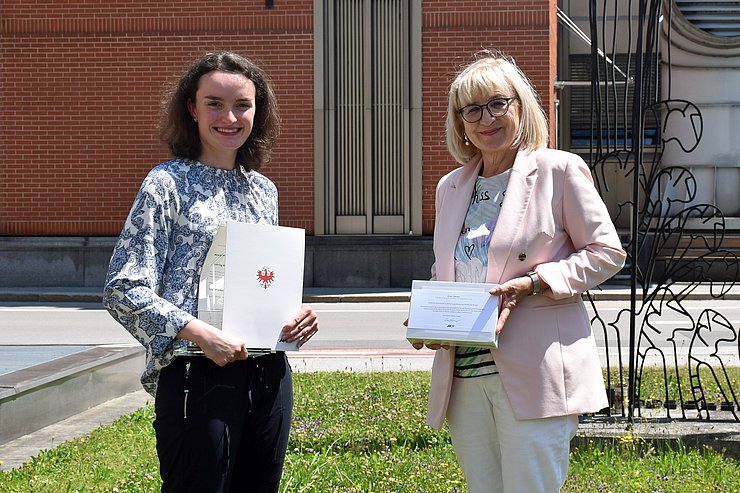 Arbeits- und Bildungslandesrätin Beate Palfrader gratuliert Maria Brunner zum "Lehrling des Monats 2021".