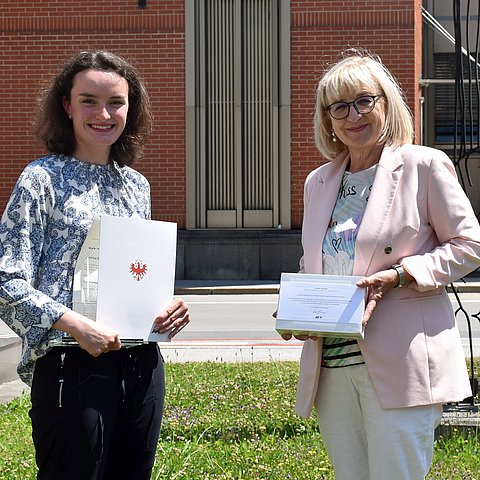 Arbeits- und Bildungslandesrätin Beate Palfrader gratuliert Maria Brunner zum "Lehrling des Monats 2021".