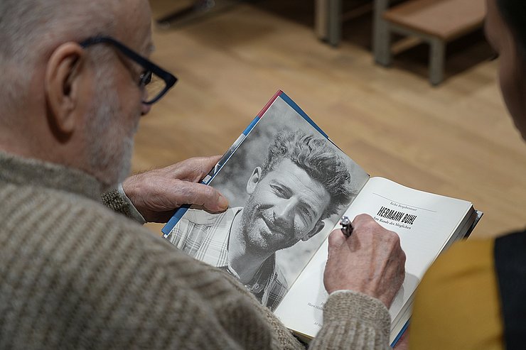 © Land Tirol/Sidon Kurt Diemberger beim Signieren eines Buches.