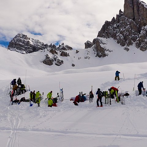 Mehrere Menschen in Schneefeld 