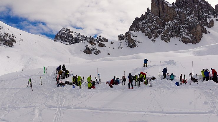 © Land Tirol Mehrere Menschen in Schneefeld