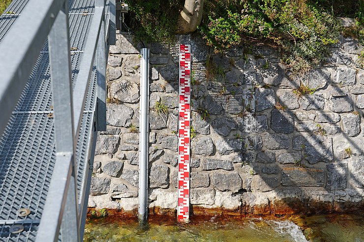Eine Wasserstandregistrierung ist zu sehen.