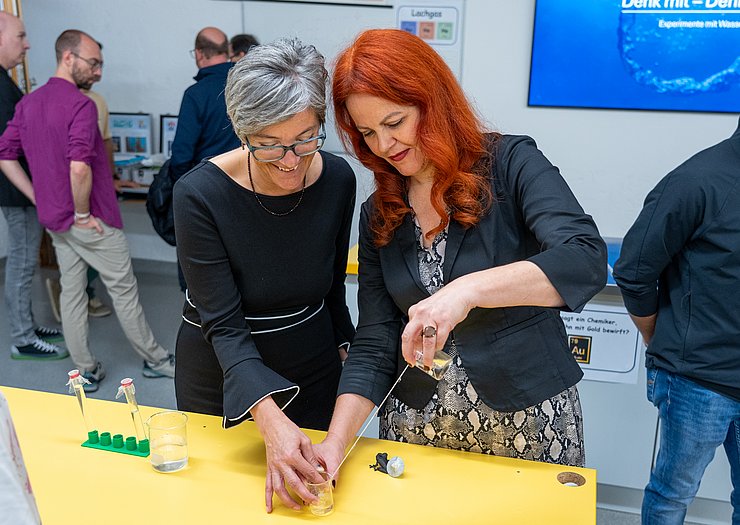 LRin Hagele und BH Eberle experimentierten mit den physikalischen Grundlagen von Wasser.