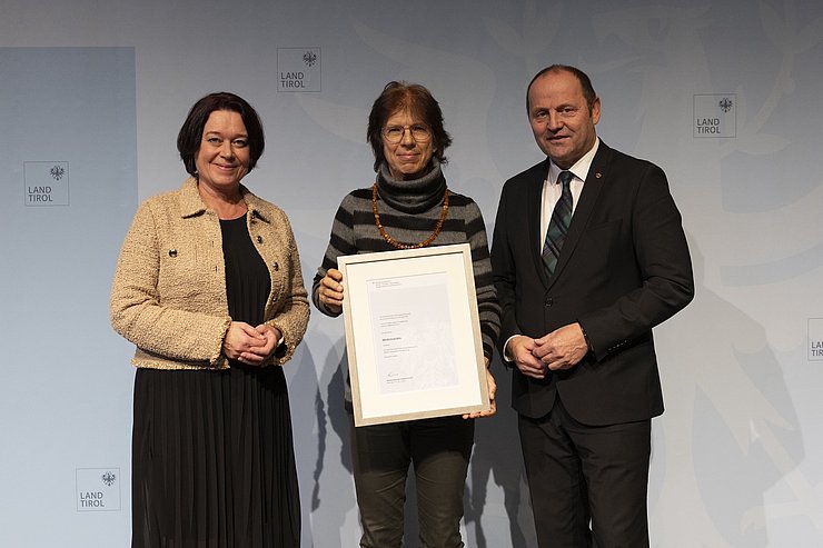 LTPin Ledl-Rossmann und LHStv Josef Geisler mit der Ausgezeichneten Maria Isabella Thurner-Dag (Ärztin für Allgemeinmedizin).