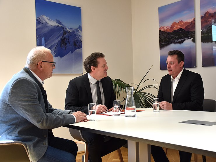 © Land Tirol/Knabl Gruppenbild sitzend