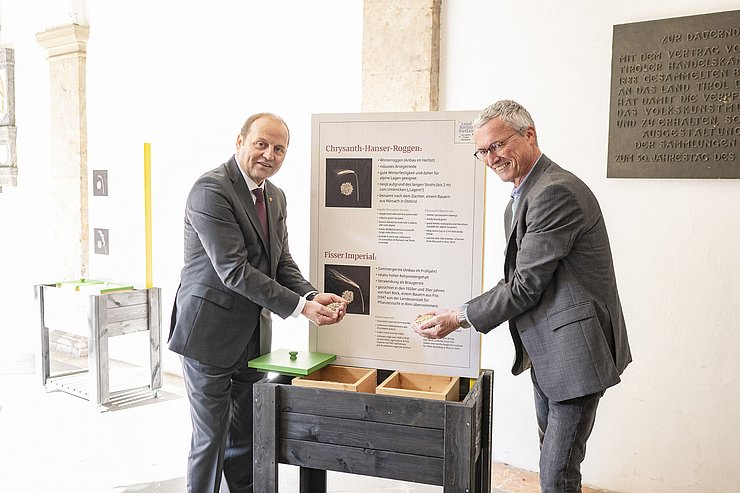 Geisler und Partl vor Getreideschütte