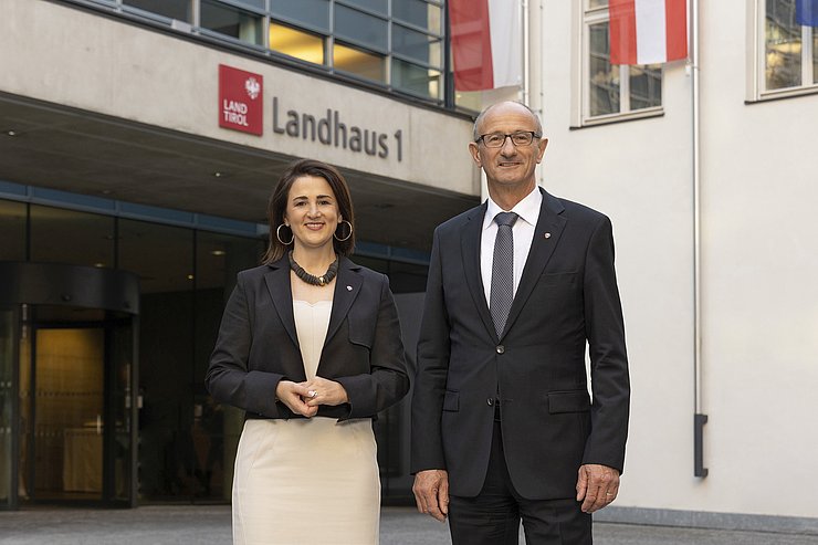 LH Anton Mattle und LRin Astrid Mair danken den Einsatzkräften für ihre getroffenen Vorsichtsmaßnahmen, die Bereitschaft rund um die Uhr und die tatkräftige Abarbeitung aller Einsätze. 