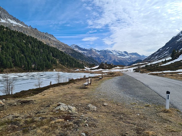 Die Straße auf dem Staller Sattel ist vom Schnee befreit