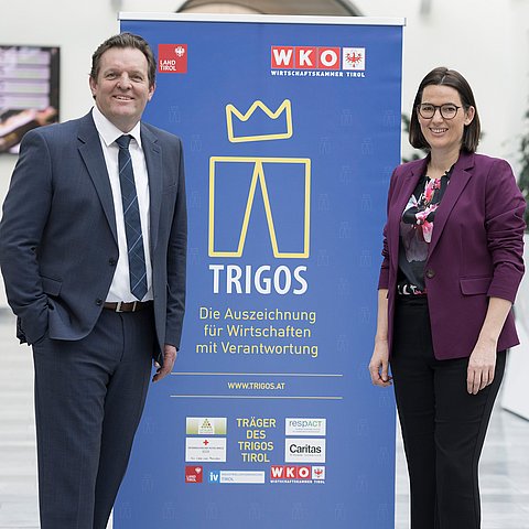 Zumtobel und Thaler vor Trigos-Banner