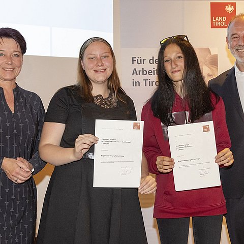 V. li. bei der Begabtenförderungsfeier in Reutte Landtagspräsidentin Sonja Ledl-Rossmann, die beiden bestgeförderten Lehrlinge Cassandra Sedlmair und Anja Martina Singer sowie Christian Strigl (Obmann Bezirksstelle Reutte Wirtschaftskammer Tirol).  