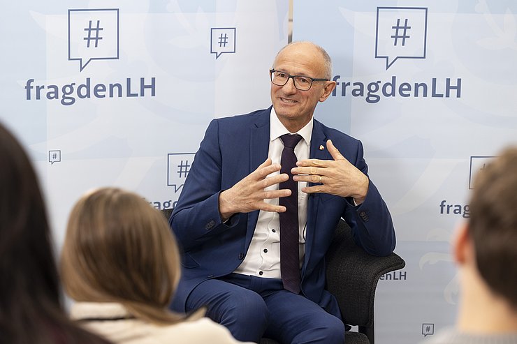 © Land Tirol/Die Fotografen Landeshauptmann Anton Mattle beim Sprechen.