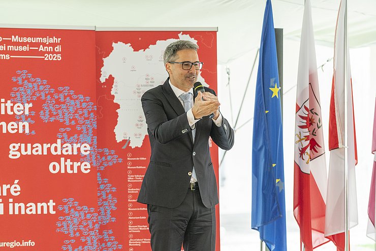 Südtirols Landeshauptmann Arno Kompatscher spricht in ein Mikrofon.