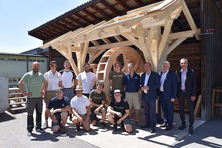 © Land Tirol/Jansenberger Gruppenfoto vor Holzkonstruktion