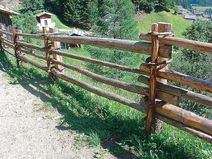 © Land Tirol/Revital Stangenzaun mit Holznägeln und Zaunringen
