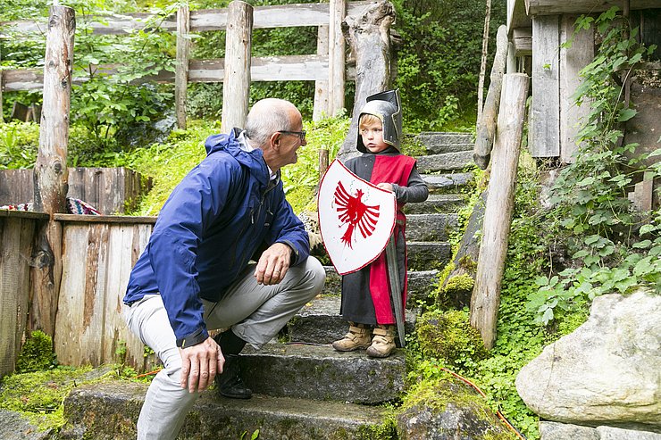 Anton Mattle mit einem als Ritter verkleidetem Kind.