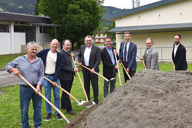 © Land Tirol/Pölzl V. li. Leo Girstmair (LLA Lienz), Johannes Pargger (Baubezirksamt Lienz), Stephan Prantauer (Abt. Landwirtschaftliches Schulwesen und Landwirtschaftsrecht des Landes Tirol), LR Johannes Tratter, Franz Troyer (Dekan), Markus Einhauer (Direktor LLA Lienz), Martin Mayerl (Abgeordneter zum Tiroler Landtag, Bürgermeister Gemeinde Dölsach in Osttirol), Johannes Kessler (Abt. Hochbau des Landes Tirol).