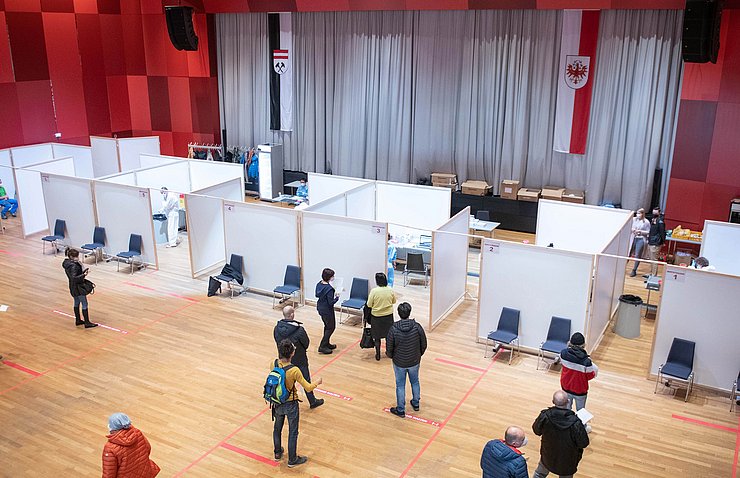 © Land Tirol/G.Berger Im ganzen Bezirk wird an 26 Standorten geimpft. Die Impfungen der Bezirkshauptstadt Schwaz erfolgen im Schwazer Stadtsaal. Dort stehen sieben Impfstraßen zur Verfügung. Pro Stunde können dort rund 140 Personen geimpft werden.