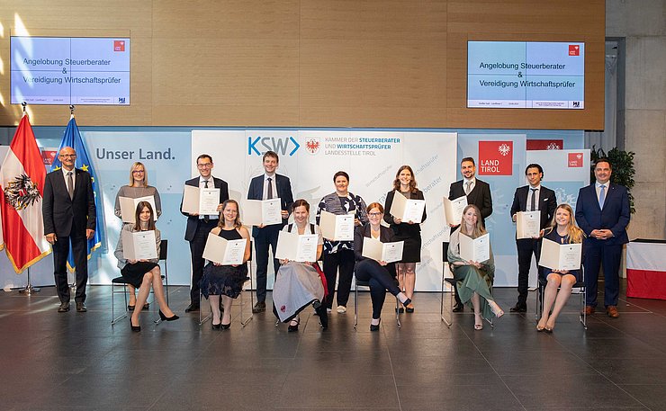 © KSW/Blickfang Vordere Reihe von links nach rechts: StB Mag. Kathrin Obmascher, WP Mag. Katrin Huber, StB Andrea Danler BSc, StB Isabella Ennemoser, StB Mag. Chiara Oelinger, StB Mag. Lena Schnöll BSc. Hintere Reihe von links nach rechts: Wirtschaftslandesrat Anton Mattle, StB Rosemarie Wimmer, StB Martin Ritzer MSc, StB Mag. Philipp Zimmermann, WP/StB MMag. Gerlint Gatternigg, WP Sonja Appler BA, StB Matthias Plank MA, StB Daniele Di Valentino MMSc, StB Prof. Dr. Klaus Hilber.