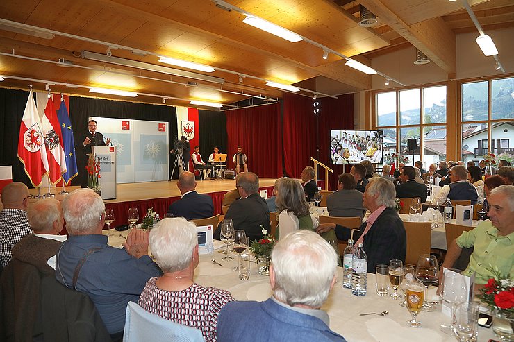 © Land Tirol/Frischauf-Bild Feierliche Stimmung im Gemeindesaal von Grän.