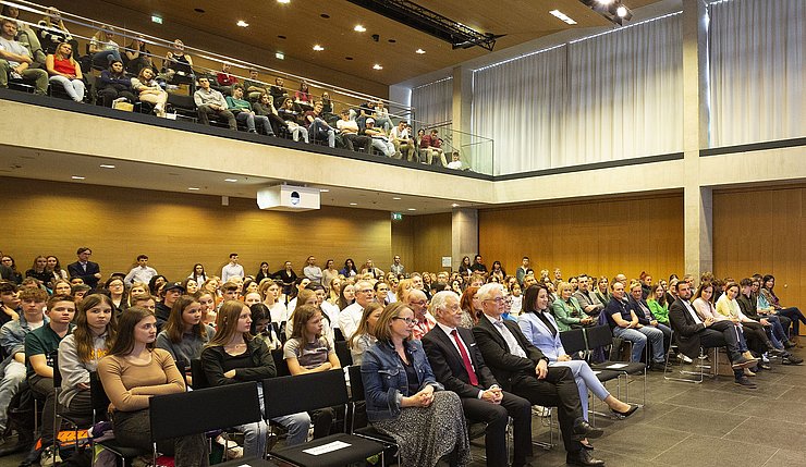 Das Publikum im vollen Großen Saal des Landhauses in Innsbruck feierte begeistert die SiegerInnen des Landesfinales des 70. Jugendredewettbewerbs.