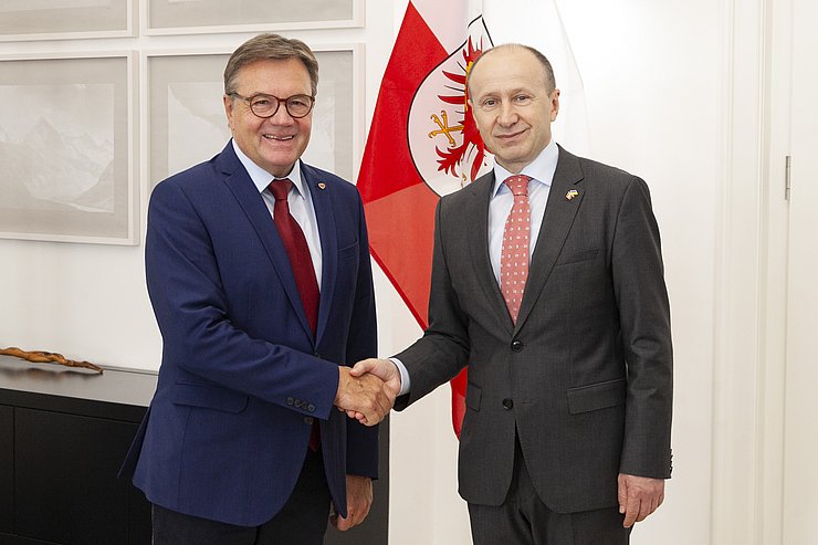 LH Platter und der Botschafter vor der Tiroler Fahne