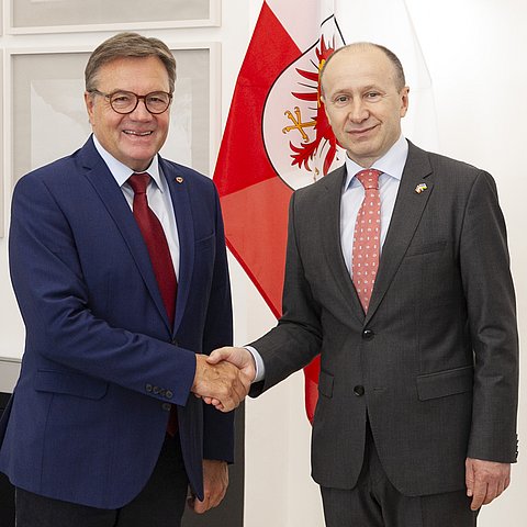 LH Platter und der Botschafter vor der Tiroler Fahne