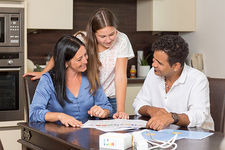 © Florian Lechner Person berät über Energiesparmöglichkeiten