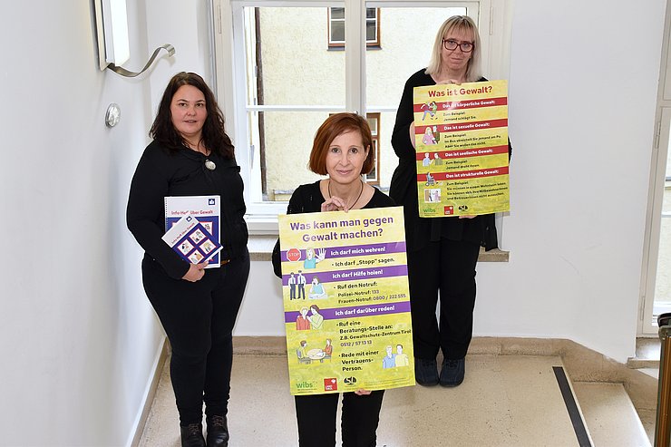 Landesrätin Gabriele Fischer präsentiert gemeinsam mit Andrea Urthaler (bidok) und Daniela Pittl (wibs) zwei Vorzeigeprojekte der Gewaltprävention für und von Menschen mit Behinderungen bzw. Personen mit Lernschwierigkeiten.