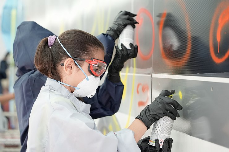 © Land Tirol/Reiter Frau beim Lackieren