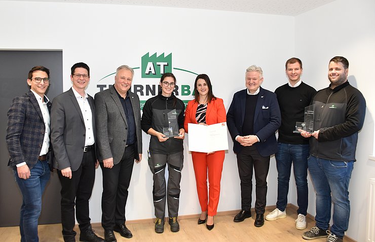 V. li. bei der Auszeichnungsfeier Nico Tilg (Bezirksstellenleiter Imst Wirtschaftskammer Tirol), Christoph Stillebacher (Vizepräsident Arbeiterkammer Tirol), Stefan Weirather (Bgm Imst), „Lehrling des Monats Jänner 2025“ Annika Lanziner, Arbeits- und Jugendlandesrätin Astrid Mair, Christian Margreiter (Direktor Tiroler Fachberufsschule für Holztechnik Absam), Lukas Huber (Juniorchef Thurner Bau GmbH) und Dominik Gastl (Lehrlingsausbilder Thurner Bau GmbH).    