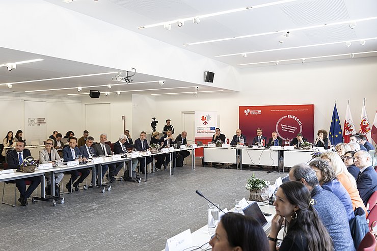 U-förmiger Tisch mit Personen