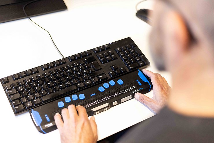 © Land Tirol/Rainer Mann nutzt Screenreader, angeschlossen an Tastatur