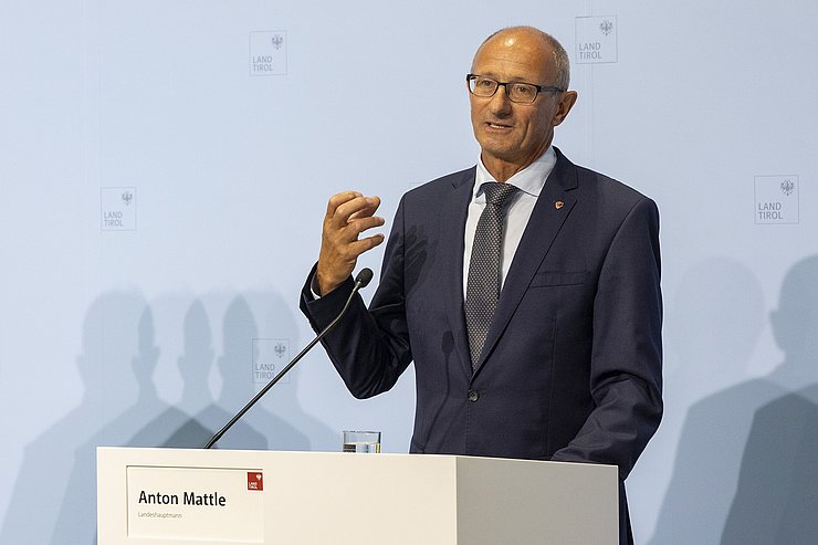 © Land Tirol/Die Fotografen Landeshauptmann Anton Mattle bei Rede