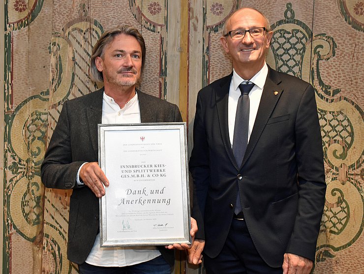 © Land Tirol/Kathrein LR Mattle mit Michael Kirchmair von der Innsbrucker Kies- und Splittwerke Ges.m.b.H.