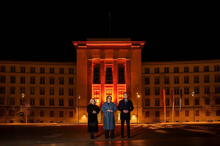 Der Tiroler Landtag, vertreten durch Präsidentin Sonja Ledl-Rossmann (Mitte) und die VizepräsidentInnen Dominik Mainusch sowie Elisabeth Blanik, lässt das Landhaus 1 zum orangen Mahnmal gegen Gewalt werden.