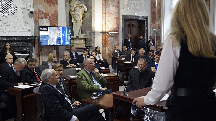 v.l. der Kreis der Zeitzeugen Peter Haßlacher,  Altbgm. Klaus Unterweger, LH-Stv a.D. Ferdinand Eberle und HR a.D. Gerhard Liebl im Sitzungssaal