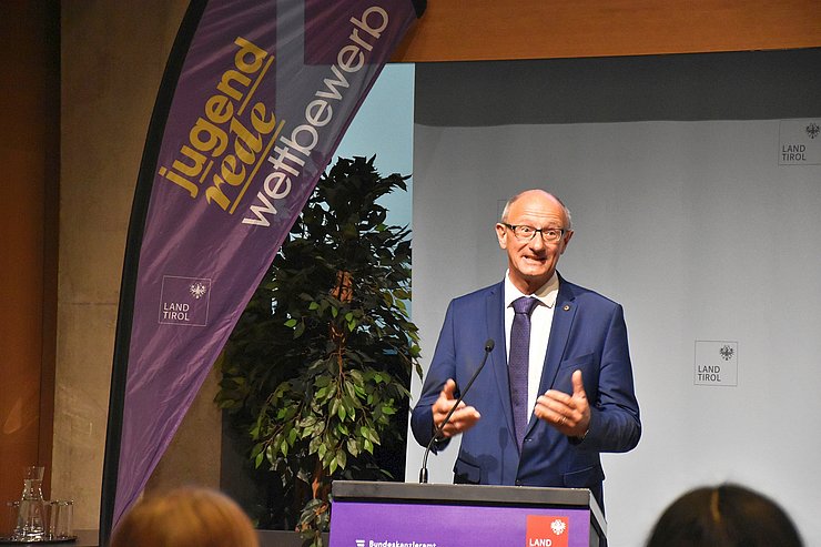 Tirols LH Anton Mattle begrüßte alle TeilnehmerInnen zum Bundesfinale des 70. Jugendredewettbewerbs im Landhaus in Innsbruck. 