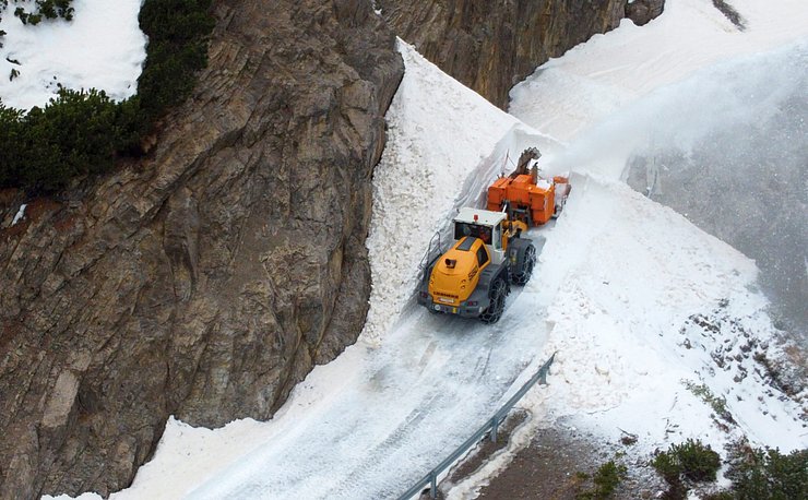 © Land Tirol/Neurauter Am 30. März 2022 begann die Schneeräumung mit der Fräse "Arlberg".