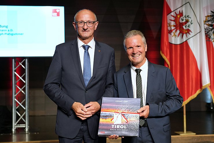 © Land Tirol/Pölzl LH Mattle und BH PLatzgummer nebeneinander mit Buch in der Hand