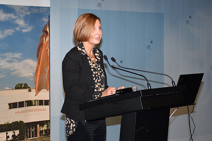 © Land Tirol/Dorfmann LRin Fischer am Rednerpult