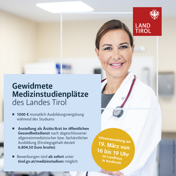 © Land Tirol/Simon Rainer Frau mit Arztkittel. Plakat mit Fakten zu gewidmeten Medizinstudienplätzen und Hinweis auf Informationsveranstaltung im Landhaus.