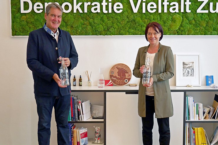 Caritasdirektor Georg Schärmer und LTPin Sonja Ledl-Rossmann sprachen heute über das Brunnenbauprojekt "DurstStiller".