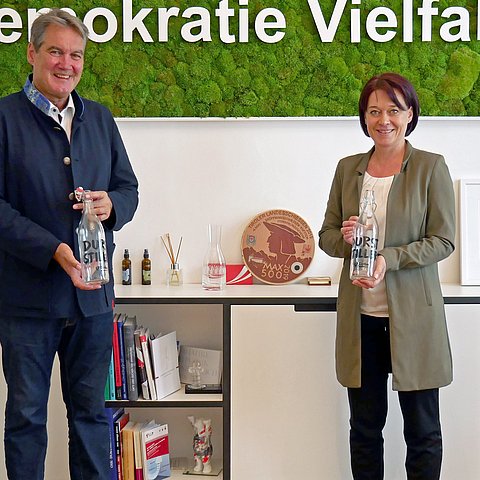 Caritasdirektor Georg Schärmer und LTPin Sonja Ledl-Rossmann sprachen heute über das Brunnenbauprojekt "DurstStiller".