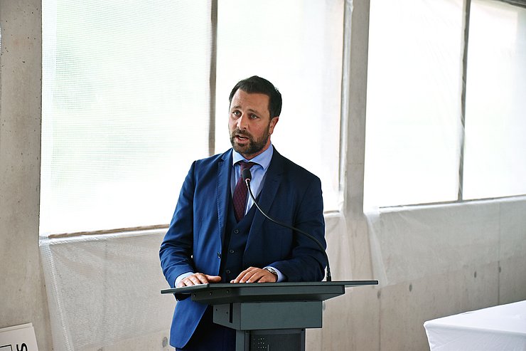 © Land Tirol/Hörmann Dornauer hinter Podium sprechend