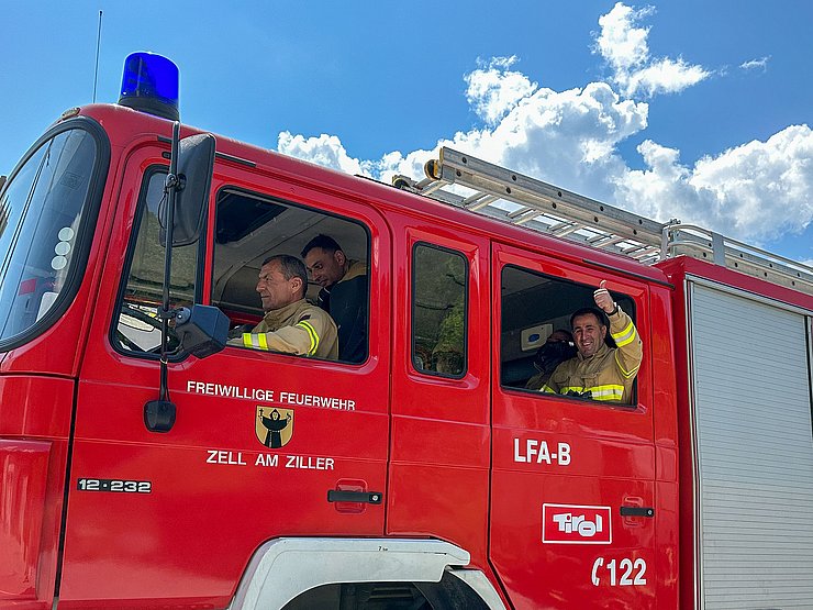 Feuerwehrmänner im Feuerwehrauto