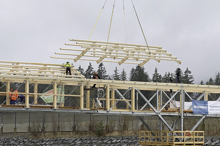 © Land Tirol/Christanell Mittels Kran wurde auch das Dach des neuen Innstegs eingehoben.