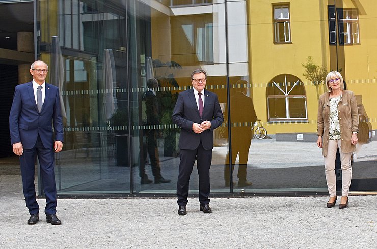 © Land Tirol/Gratl von links Anton Mattle, Günther Platter und Beate Palfrader