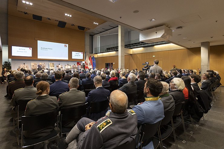 © Land Tirol/Die Fotografen Im Anschluss an den Festakt fand im Großen Saal des Landhauses ein Symposium mit Kurzfilmen, Zeitzeugenberichten und Interviewrunden statt.