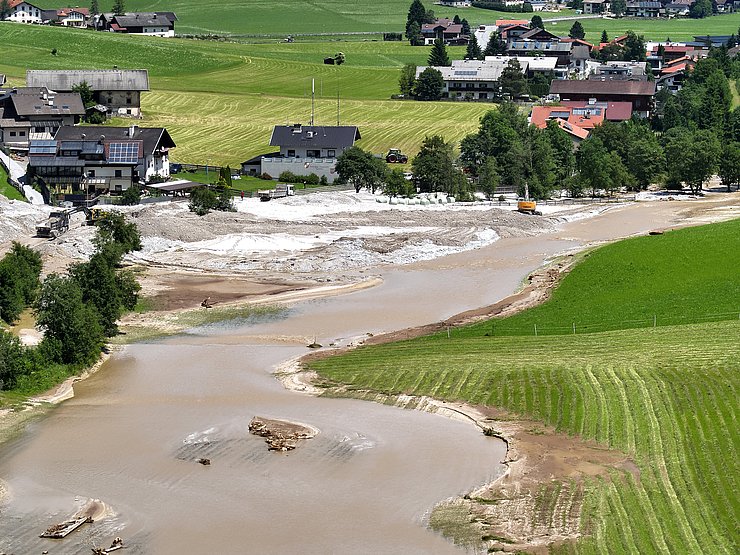 © Land Tirol Die Muren beschädigten in Gschnitz Gebäude, Brücken und Straßen.