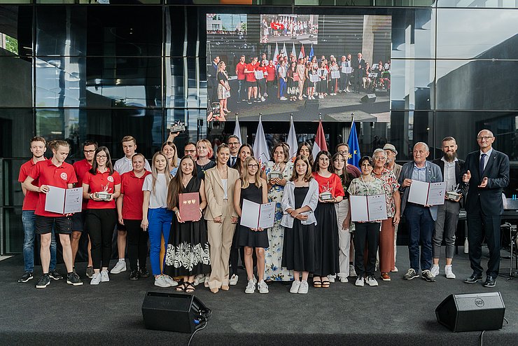 Gruppe von Menschen, die die Auszeichnung „Glanzleistung – das junge Ehrenamt 2023“ erhalten haben.